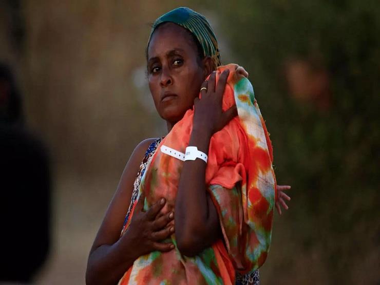 لاجئة اثيوبية تحمل طفلها في مخيم ام رقوبة السوداني