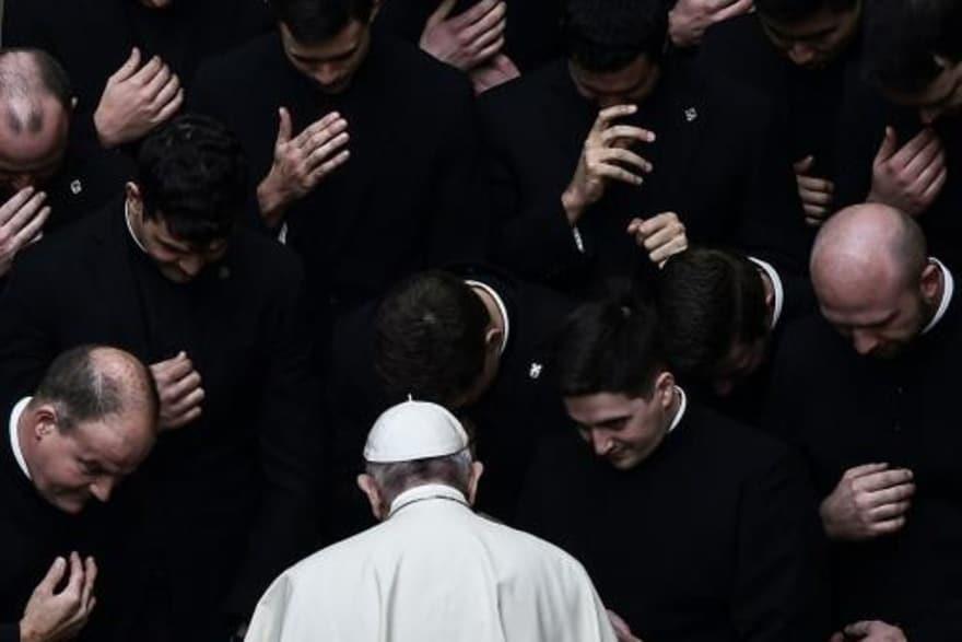 البابا فرنسيس يصلي مع مجموعة أساقفة في الفاتيكان
