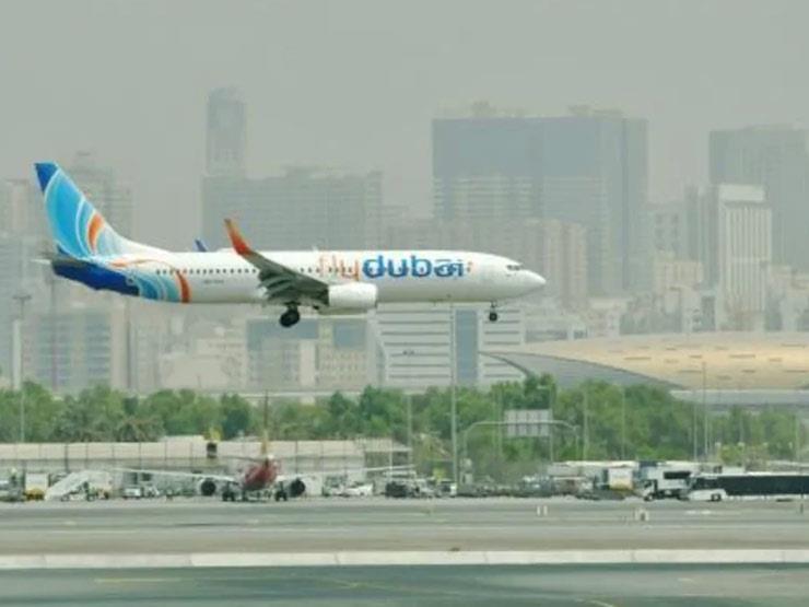 طائرة بوينغ 737-800 تابعة لشركة فلاي دبي تهبط في م