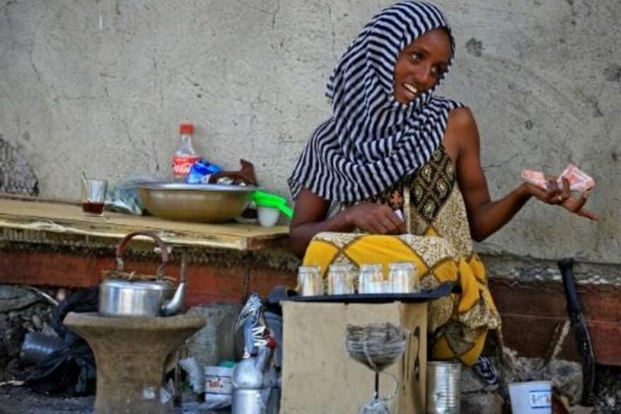 إثيوبية تبيع الشاي في مخيم للاجئين في السودان