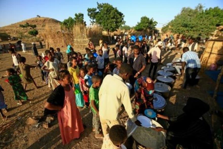  لاجؤون اثيوبيون يصطفون للحصول على أطعمة في مركز إ