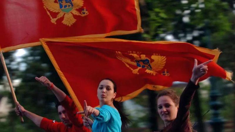 مواطنون يرفعون علم الجبل الأسود في العاصمة بودغوري