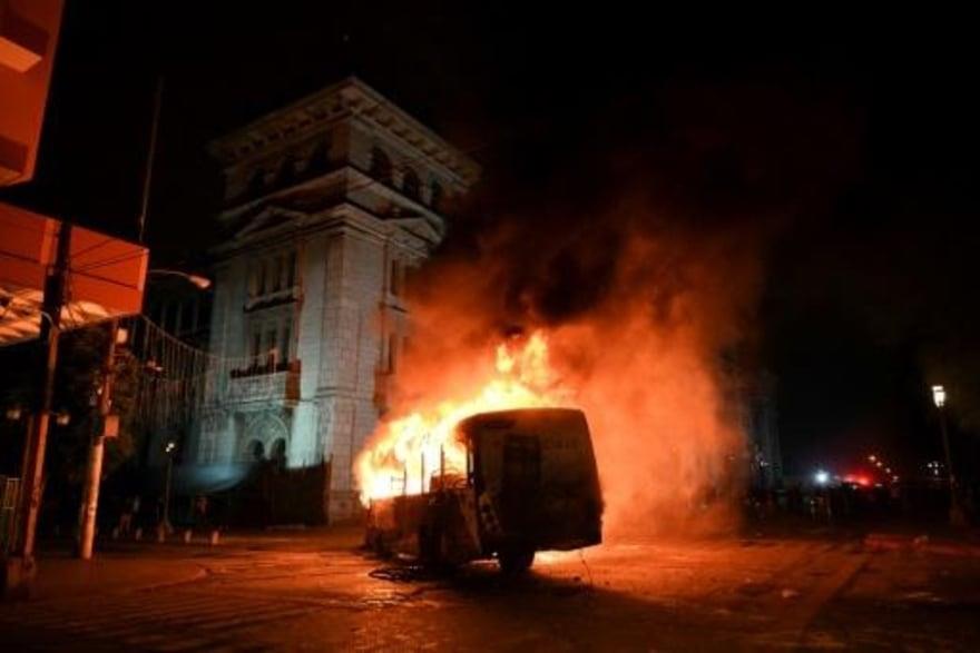 افلة أضرم متظاهرون يطالبون باستقالة رئيس غواتيمالا