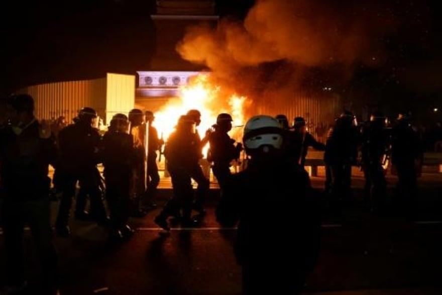 صدامات بين الشرطة ومتظاهرين ضد قانون الأمن الشامل 
