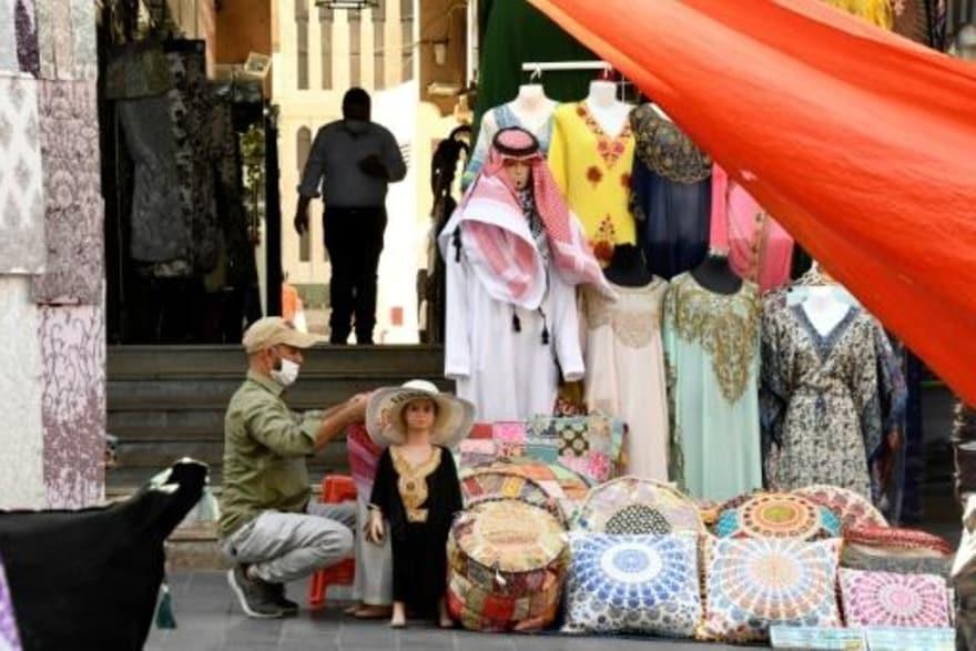 بائع أمام متجره في سوق ديرة في دبي