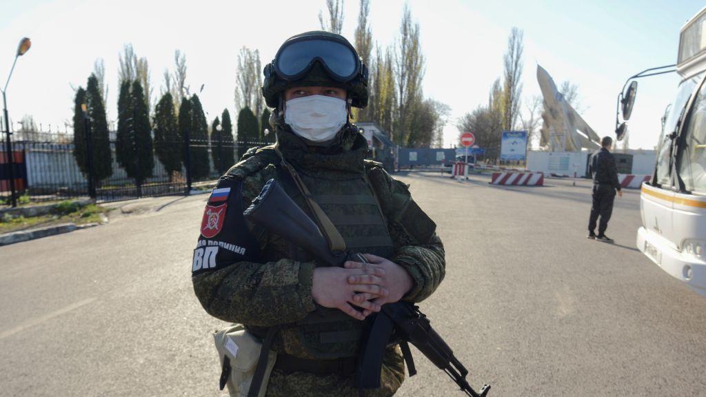 جندي روسي على الحدود