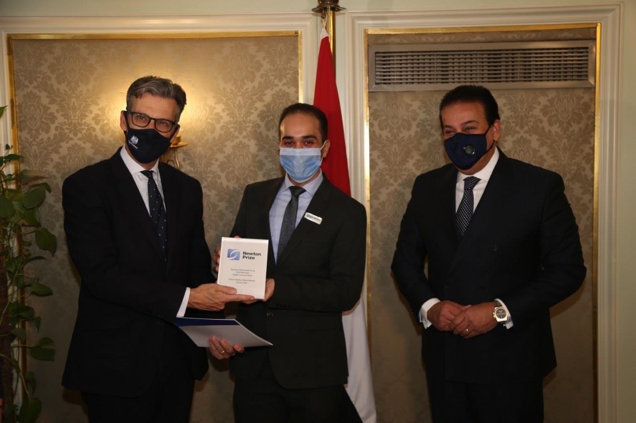 المملكة المتحدة ومصر تحتفلان بالفائز المصري بجائزة