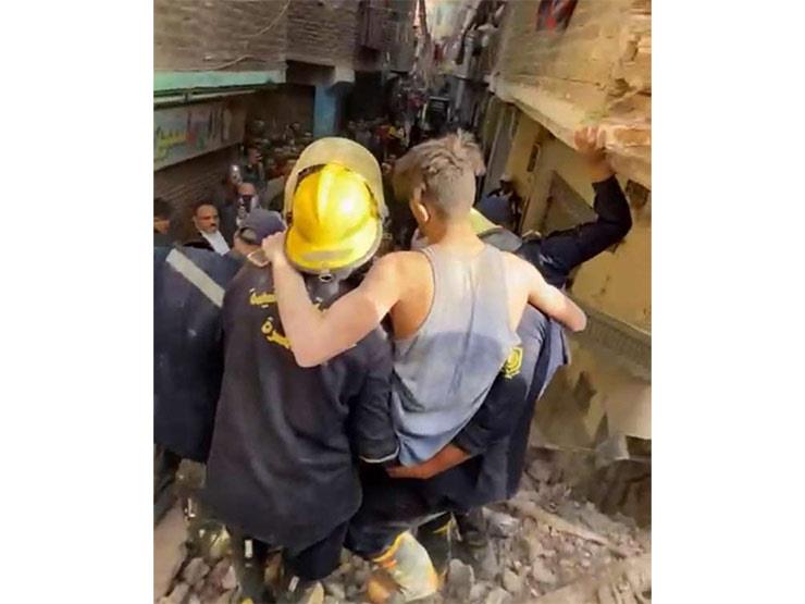 إنقاذ شاب من أسفل أنقاض عقار حدائق القبة