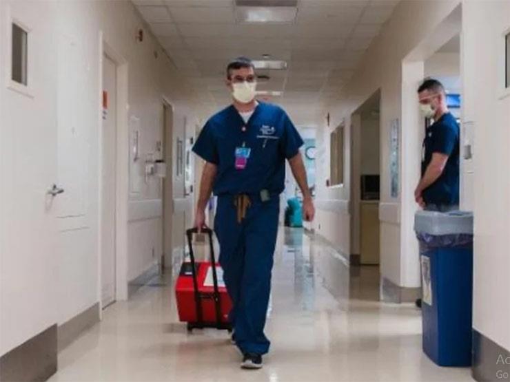 عاملان صحيان في أحد مستشفيات سان دييغو