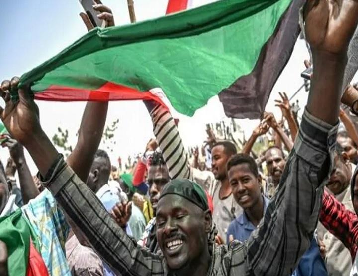 صورة بتاريخ 18 نيسان/ابريل 2019 تظهر سودانيين يتظا