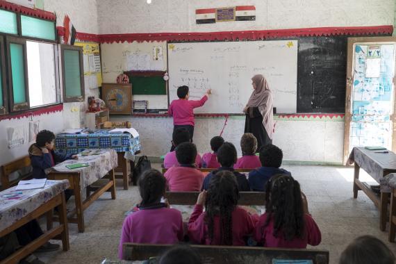 معاناة الأمهات والأبناء مع تعلم اللغة العربية