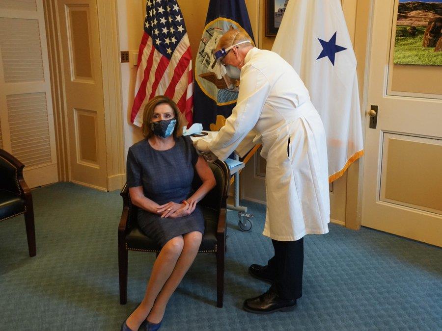 رئيسة النواب الأمريكية تتلقى التطعيم