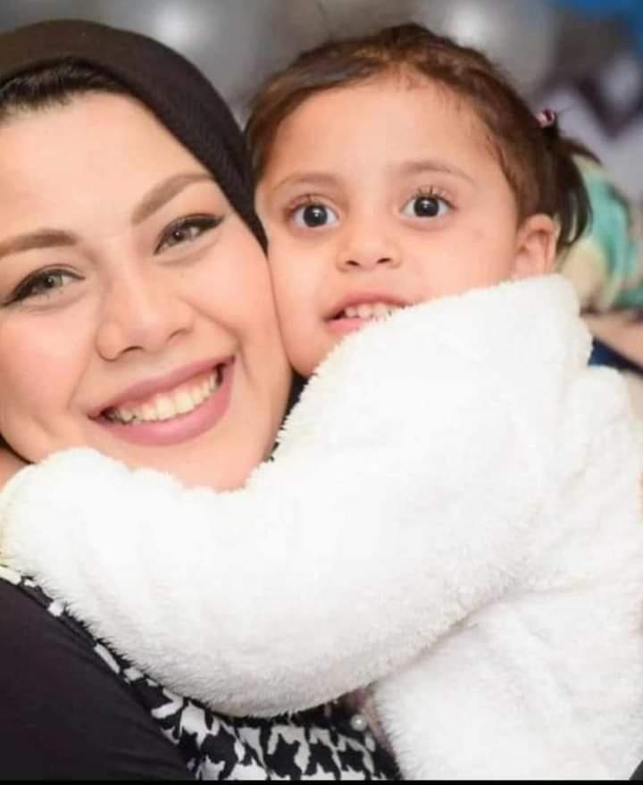 الطفلة ليلى وأمها ولاء