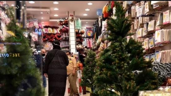 أشجار وزينة عيد الميلاد للبيع في متجر للهدايا في ا