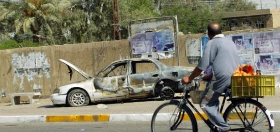 سيارة محترقة بعد مجزرة ساحة النسور التي اودت ب14 ش