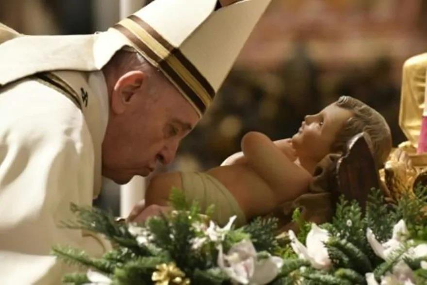 صورة وزعها مكتب الفاتيكان الإعلامي تُظهر البابا فر