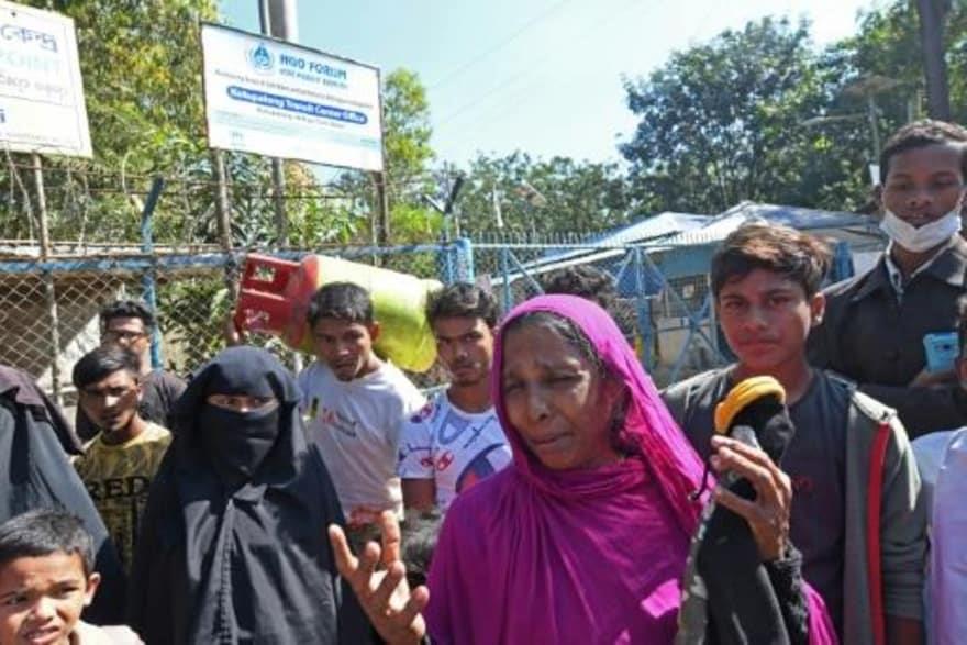 لاجئون روهينغا خارج مخيم عبور في أوخيا في بنغلادش 