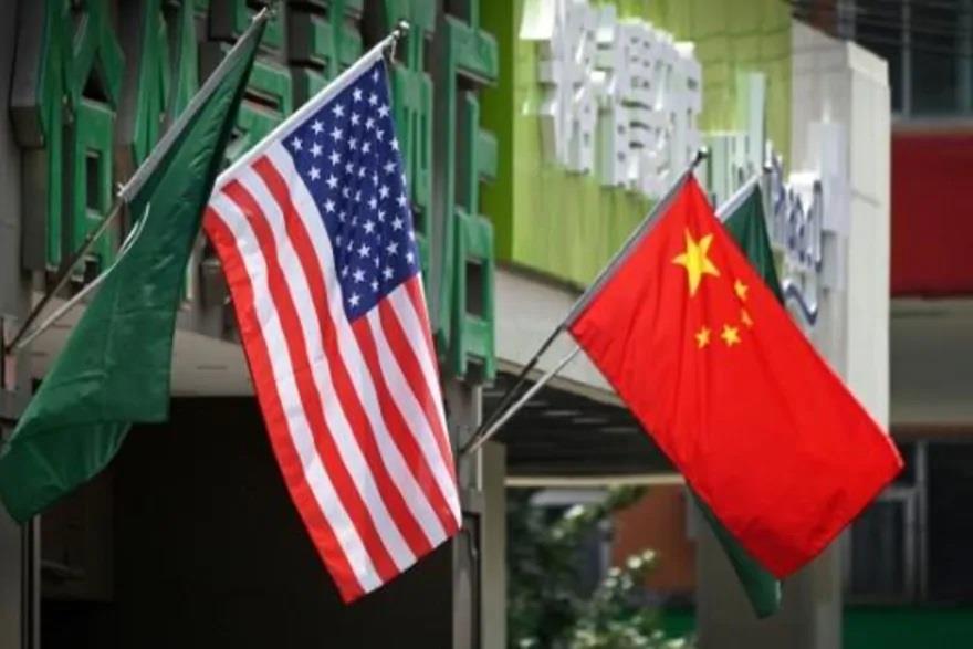 العلمان الأميركي والصيني أمام فندق في بكين في 14 أ