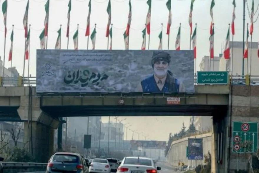  صورة لقاسم سليماني على طريق رئيسي في طهران في 30 