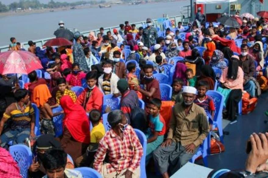  لاجئون روهينغا خلال نقلهم إلى جزيرة باسان شار في 