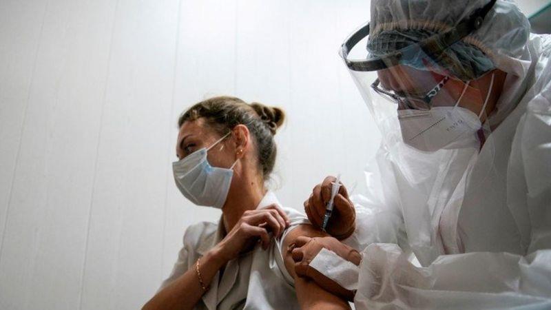 تلقى بعض العاملين الروس في المجال الصحي اللقاح في 