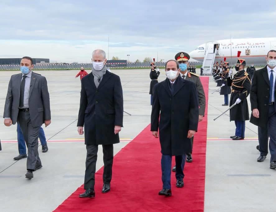الرئيس السيسي يصل باريس