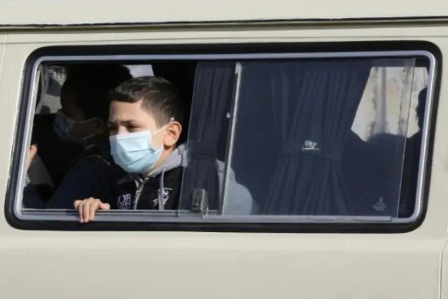  طفل فلسطيني يضع كمامة واقية من فيروس كورونا يطل ب