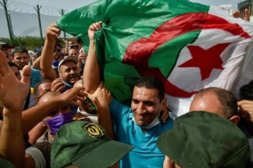 الناشط الجزائري كريم طابو بين مرحبين به بعد الإفر