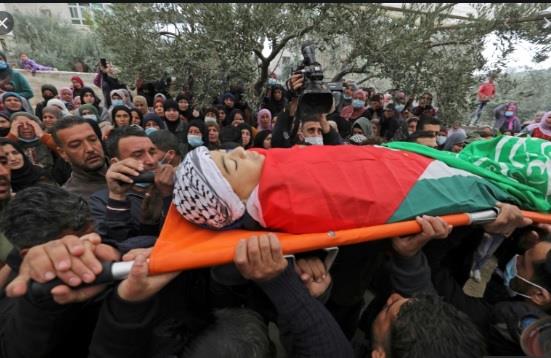 مشيعون فلسطينيون يحملون جثمان الفتى علي أبو عليا