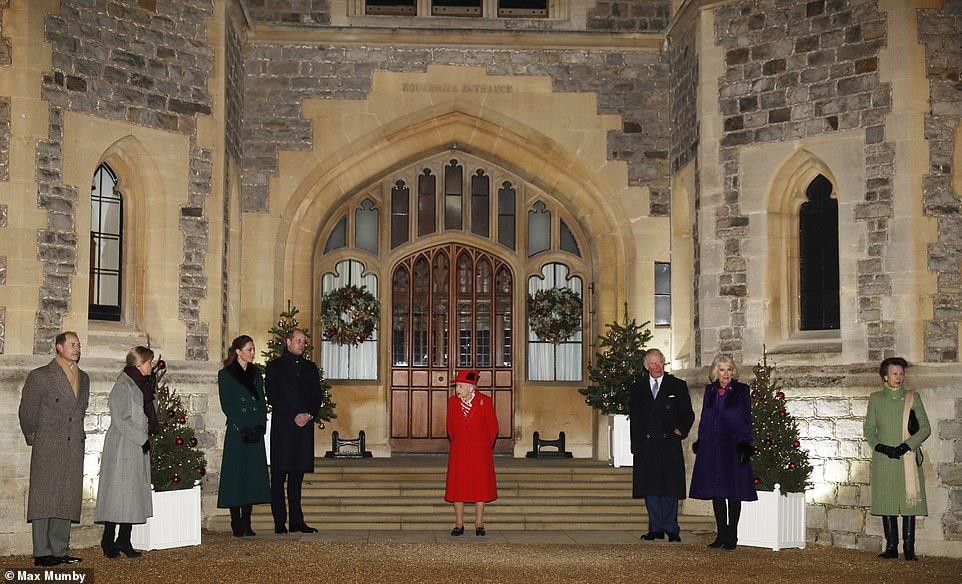 الملكة إليزابيث ترحب بأفراد العائلة الملكية في مقر