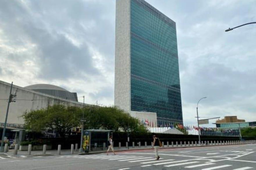  شارع شبه مقفر أمام مقر الأمم المتحدة في نيويورك ف