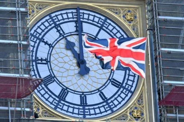 العلم البريطاني يرفرف أمام ساعة بيغ بن الشهيرة في 