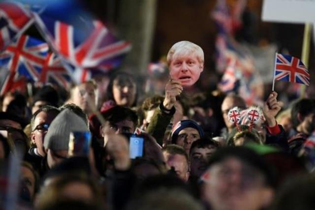 أنصار لبريكست يلوحون بأعلام بريطانية وصور رئيس الو