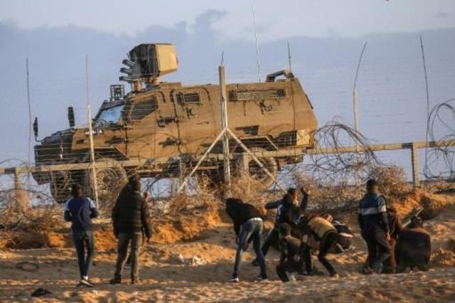 محتجون فلسطينيون يرشقون جنودا اسرائيليين بالحجارة 