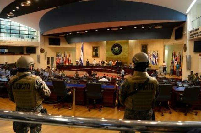 عسكريون سلفادوريون داخل البرلمان