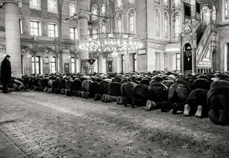 ما حكم الإمام العاجز عن القيام ويصلي بالناس قاعدًا