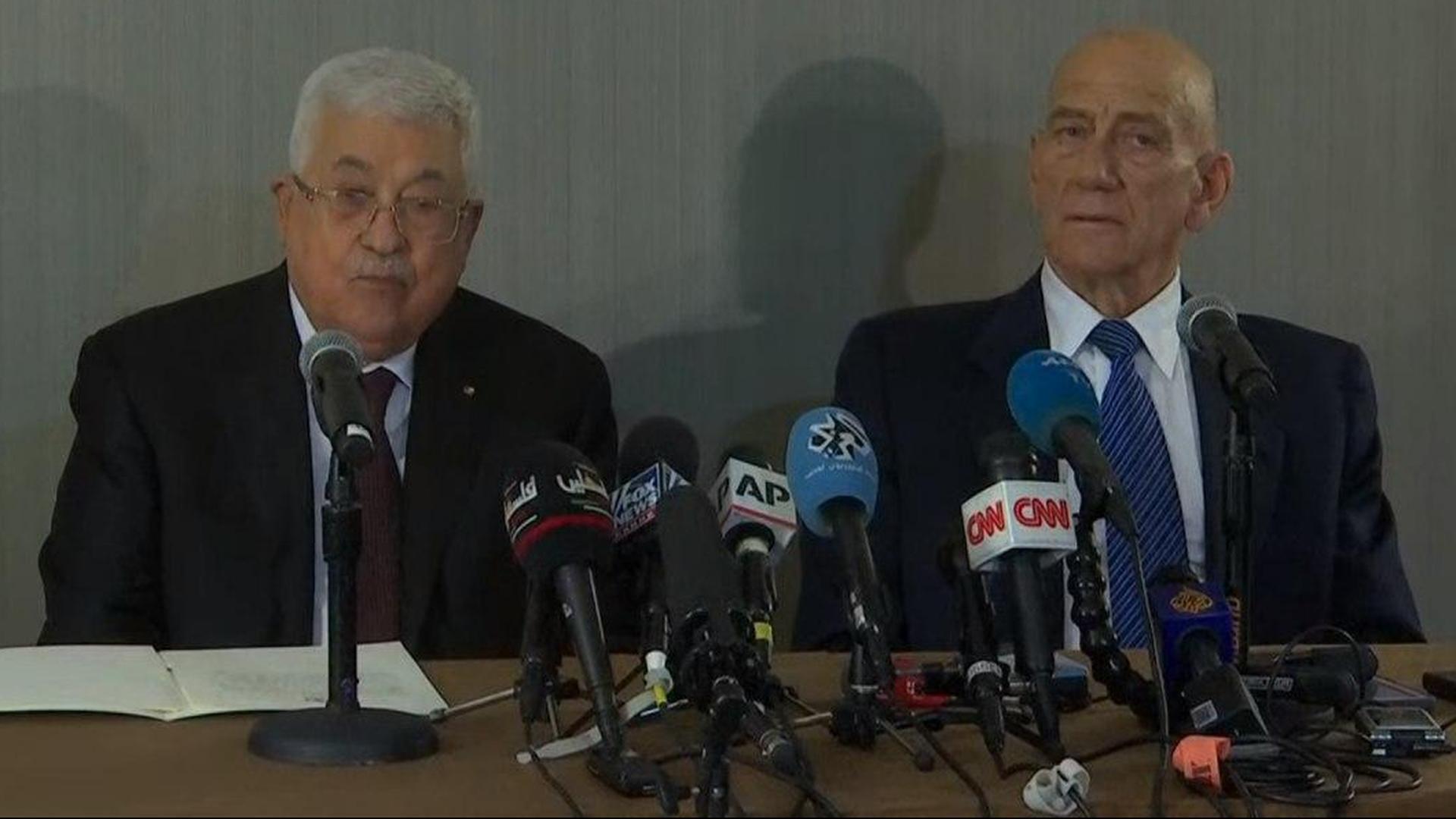 عباس وأولمرت رئيس وزراء إسرائيل الأسبق يرفضان صفقة