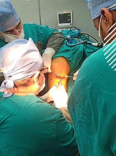 أثناء إجراء عملية الرباط الصليبي في بورسعيد٢