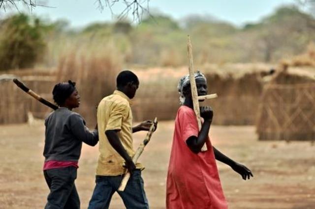 مجندون لجيش جنوب السودان يتدربون مع أسلحة خشبية