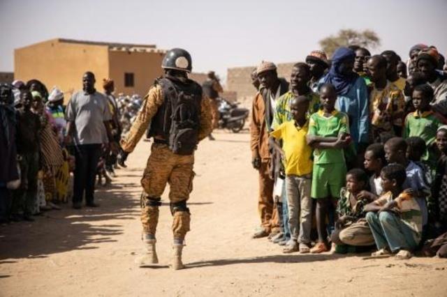 جنود في جيش بوركينا فاسو يستقبلون نازحين