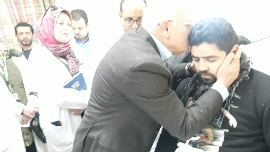 محافظ بورسعيد أثناء تقبيله رأس المصاب