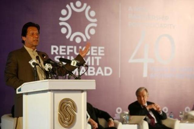 رئيس الوزراء الباكستاني عمران خان (يسار) يلقي خطاب