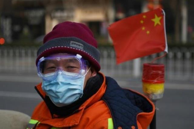 رجل يضع قناعا في أحد شوارع بكين