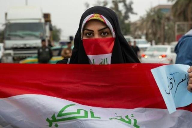 طالبة عراقية تشارك في مظاهرة مناهضة للحكومة في مدي
