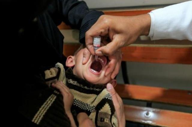 طفل يمني يتلقّى لقاحاَ ضدّ شلل الأطفال خلال حملة ت