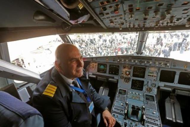 قائد الطائرة السورية التي قامت بأول رحلة مدنية بين