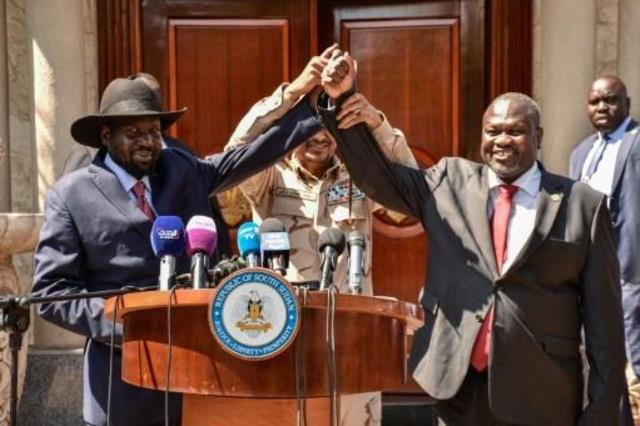 رئيس جنوب السودان سالفا كير (يسار) وزعيم المتمردين
