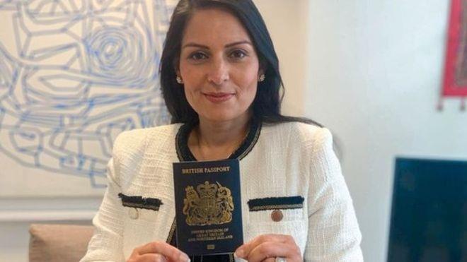وزيرة الداخلية البريطانية تقول إن جواز السفر الأزر