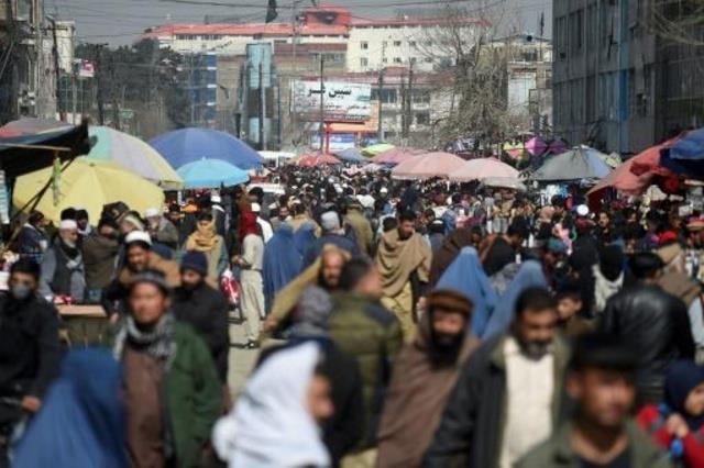 حشود في شارع في كابول