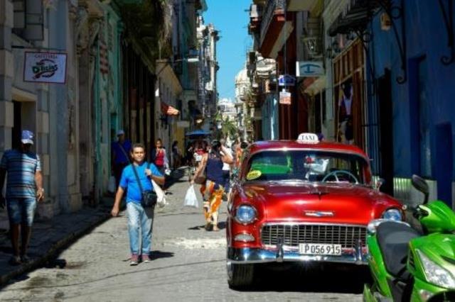 سيارة أميركية قديمة مركونة في أحد شوارع هافانا، 10